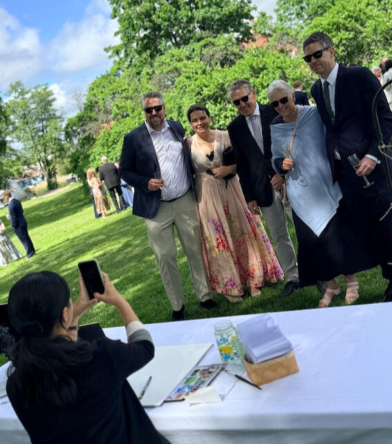 Kunstneren Gigi tar bilder på gjestene i bryllupet. Kunstneren Gigi tar bilder på gjestene i bryllupet.