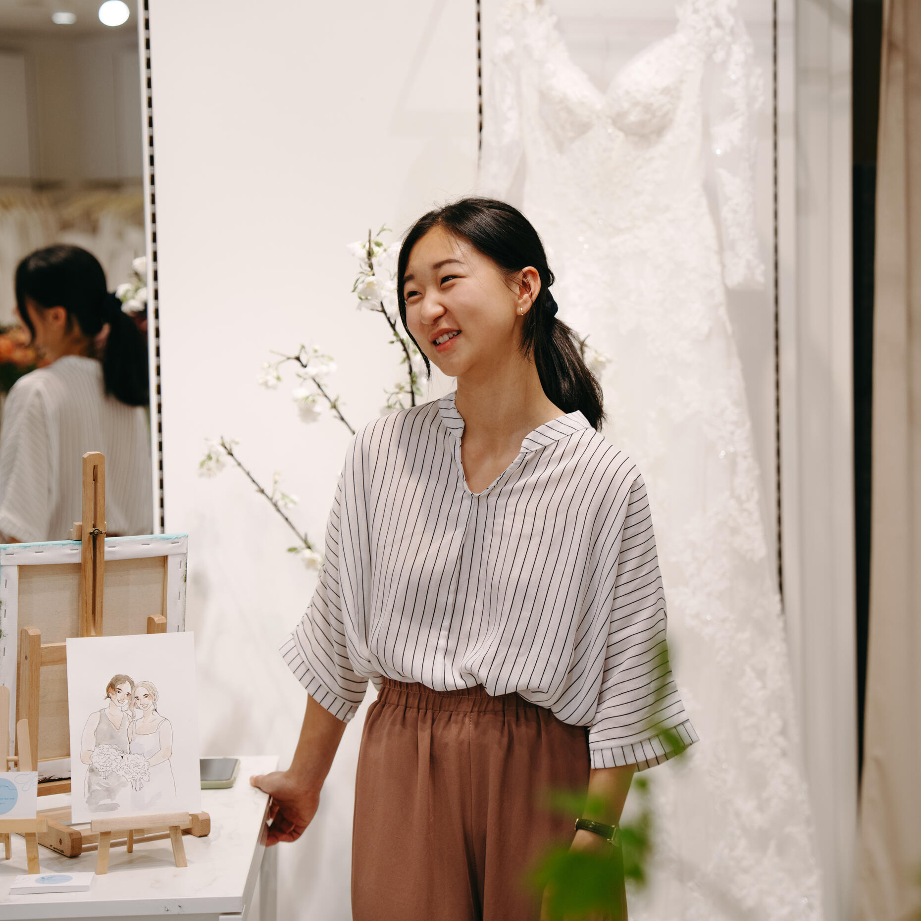 Bryllupskunstner (Gigi Chong) bak Forget Me Not Designs, på et live-event.