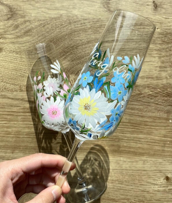 Et sett med personlige og håndmalte glass til bryllup eller som bryllupsgave. Tilpasset med teksten "Evig din".